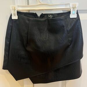 Black pleather skort with back zipper
Only worn once